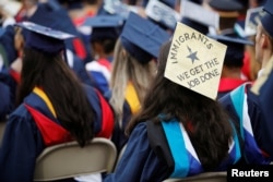 Un graduado lleva un birrete adornado con un mensaje de apoyo a los inmigrantes antes del inicio de la graduación en la Universidad Liberty en Lynchburg, Virginia, el 11 de mayo de 2019.