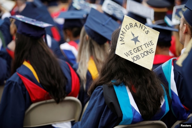 Un graduado lleva un birrete adornado con un mensaje de apoyo a los inmigrantes antes del inicio de la graduación en la Universidad Liberty en Lynchburg, Virginia, el 11 de mayo de 2019.