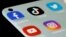 Foto ilustrasi yang menampilkan sejumlah logo media sosial seperti Facebook, TikTok, Twitter, YouTube dan Instagram pada layar sebuah telepon genggam. Foto diambil pada 13 Juli 2021. (Foto: Reuters/Dado Ruvic)