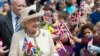 Ratu Elizabeth II dari Inggris disambut oleh para simpatisan yang mengibarkan bendera saat ia mengunjungi City Varieties Music Hall di Leeds, West Yorkshire, Inggris utara. (Foto: AFP)