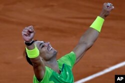 Španac Rafael Nadal slavi pobedu nad srpskim teniserom Novakom Đokovićem, u četvrtfinalu Rolan Garosa, 31. maja 2022.