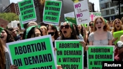 Sejumlah siswa dan peserta unjuk rasa lainnya menggelar protes untuk mendukung hak aborsi di Manhattan, New York, pada 5 Mei 2022. (Foto: Reuters/Mike Segar)