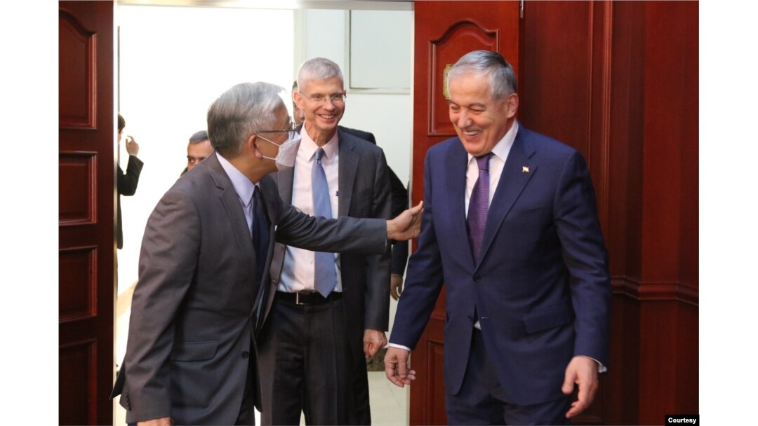 AQSh Davlat kotibining Janubiy va Markaziy Osiyo bo'yicha muovini Donald Lu Tojikiston Tashqi ishlar Sirojiddin Muhriddin bilan, Dushanbe, 25-may, 2022