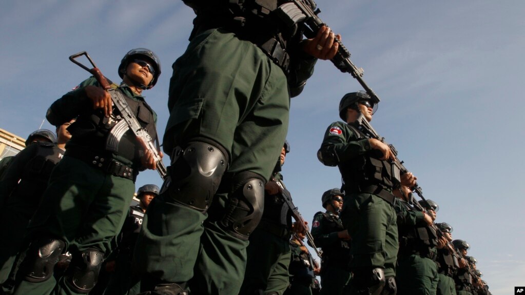 រូបឯកសារ៖ ប៉េអឹមឈរជាជួរ មុនត្រូវបានបញ្ជូនទៅយាមល្បាតនៅតាមមណ្ឌលបោះឆ្នោតនានានៅរាជធានីភ្នំពេញ កាលពីថ្ងៃទី ២៥ ខែកក្កដា ឆ្នាំ ២០១៨។