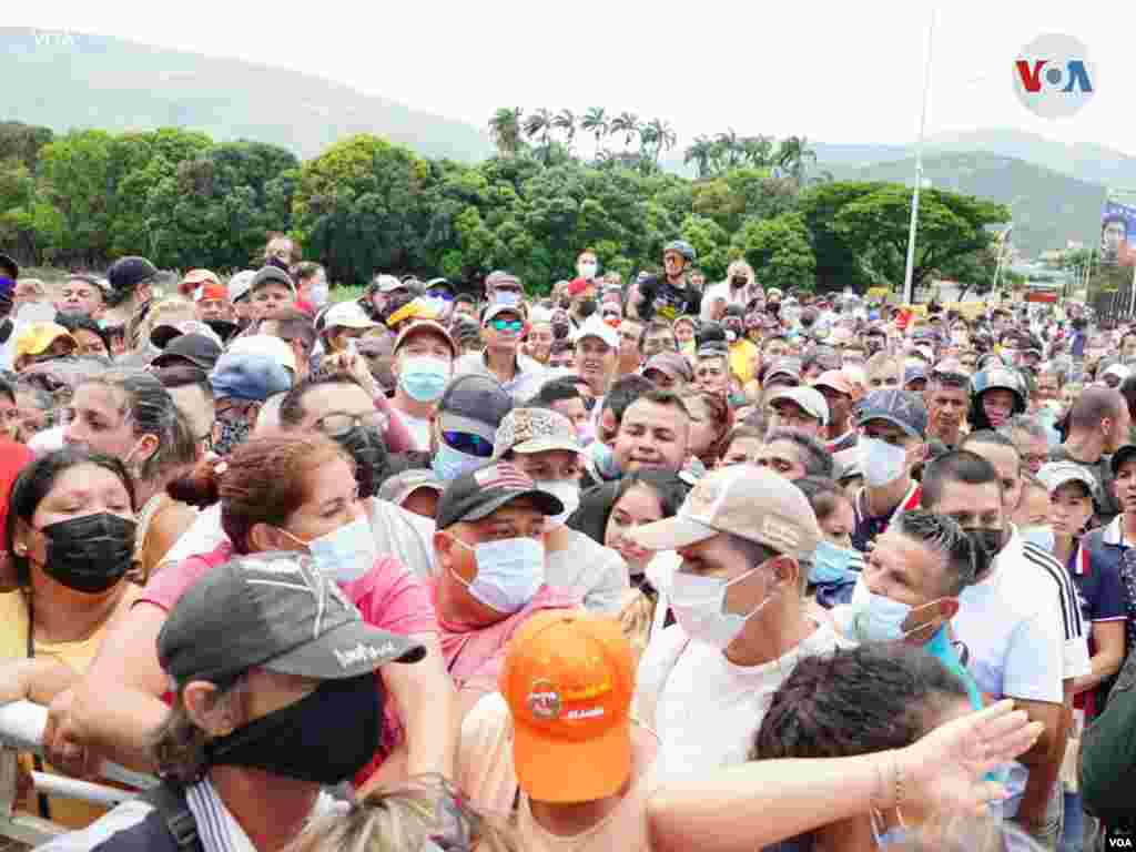 Una tensa situación se vivió en el puente internacional Simón Bolívar debido al cierre de la frontera este domingo.&nbsp;