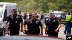 Policajci ispred osnovne škole u Uvaldeu u Texasu poslije pucnjave 24. maja 2022. 
