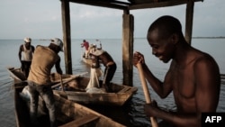 Des pêcheurs sur les rives burundaises du lac Tanganyika.