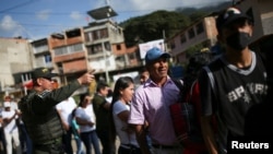 La gente hace fila para emitir su voto en un centro electoral durante la primera vuelta de los comicios presidenciales en Suárez, Colombia, el 29 de mayo de 2022. 