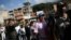 La gente hace fila para emitir su voto en un centro electoral durante la primera vuelta de los comicios presidenciales en Suárez, Colombia, el 29 de mayo de 2022. 