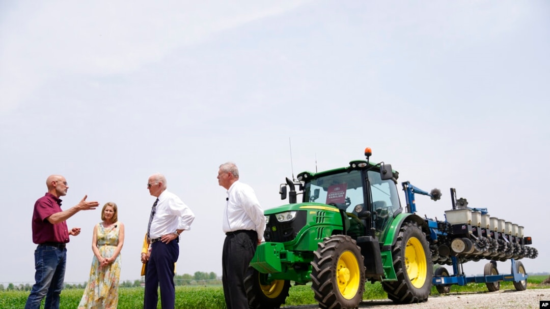Presiden AS Joe Biden (kedua dari kanan) mendengarkan Jeff dan Gina O'Connor, pemilik dari pertanian O'Connors, dalam kunjungannya ke Kankakee, Illinois, pada 11 Mei 2022. (Foto: AP/Andrew Harnik)