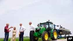 Presiden AS Joe Biden (kedua dari kanan) mendengarkan Jeff dan Gina O'Connor, pemilik dari pertanian O'Connors, dalam kunjungannya ke Kankakee, Illinois, pada 11 Mei 2022. (Foto: AP/Andrew Harnik)