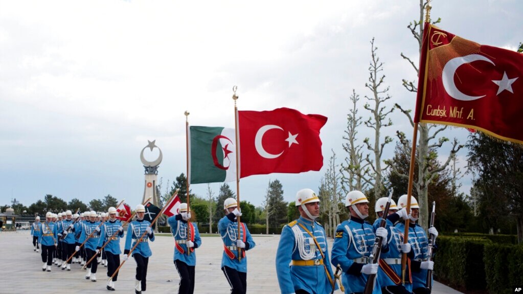 Roja turke e nderit gjatë një ceremonie zyrtare (16 maj 2022)