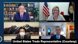 美国贸易代表发出照片显示，美国主管亚太地区贸易事务的副贸易代表莎拉∙比亚奇（右上）与台湾行政院政务委员兼经贸总谈判代表邓振中（左上）举行视频会晤。（2022年6月1日）