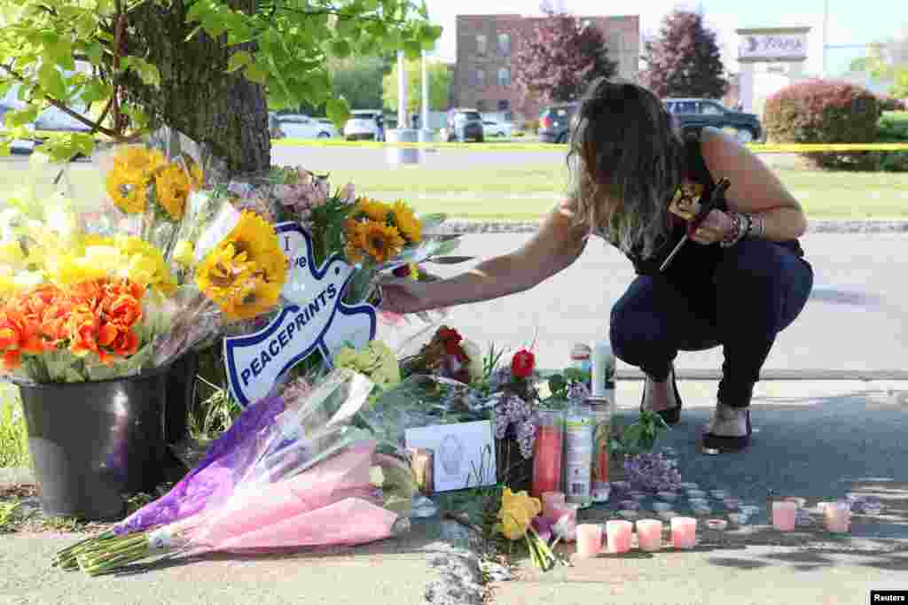 Muchos han dejado flores y velas por la memoria de las víctimas.