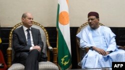 Le chancelier allemand Olaf Scholz et le président nigérien Mohamed Bazoum à Niamey le 23 mai 2022.