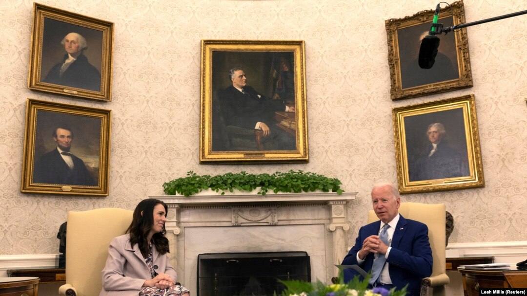 Presiden AS Joe Biden bertemu dengan PM Selandia Baru Jacinda Ardern di Ruang Oval Gedung Putih di Washington, AS, 31 Mei 2022. (Foto: REUTERS)