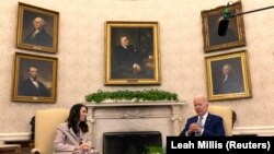 Presiden AS Joe Biden bertemu dengan PM Selandia Baru Jacinda Ardern di Ruang Oval Gedung Putih di Washington, AS, 31 Mei 2022. (Foto: REUTERS)