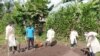 Une équipe d'agronomes plantent les haricots sur un champ déjà fertilisé par de l'urine humaine dans le village de Shasha, dans le territoire de Masisi dans la province du Nord-Kivu, le 16 mai 2022. 