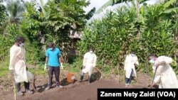 Une équipe d'agronomes plantent les haricots sur un champ déjà fertilisé par de l'urine humaine dans le village de Shasha, dans le territoire de Masisi dans la province du Nord-Kivu, le 16 mai 2022. 