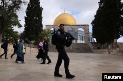 Pasukan keamanan Israel mengamankan area di kompleks yang menaungi Masjid Al-Aqsa, yang dikenal umat Islam sebagai Tempat Suci Mulia dan bagi orang Yahudi sebagai Temple Mount, di Kota Tua Yerusalem, 5 Mei 2022. (Foto: Reuters)