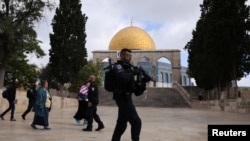 اسرائیلی سیکورٹی فورسز 5 مئی 2022 کو یروشلم کے پرانے شہر میں، مسجد اقصیٰ کے احاطے میں پہرہ دے رہی ہیں۔ فوٹو رائٹرز