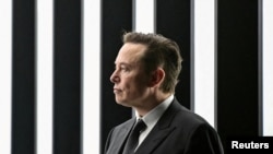 Elon Musk menghadiri upacara pembukaan Tesla Gigafactory baru untuk mobil listrik di Gruenheide, Jerman, 22 Maret 2022. (Foto: via Reuters)