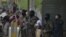 Soldados salvadoreños custodian las afueras de la prisión La Esperanza mientras familiares de hombres con presuntos vínculos con pandillas capturados durante el estado de emergencia esperan información en San Salvador, el 17 de mayo de 2022.