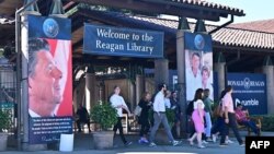 Ljudi posećuju Predsedničku biblioteku Ronald Regan, veče pred drugu republikansku debatu kandidata sa predsedničku nominaciju, u Simi Veliju, Kalifornija, 26. septembra 2023.