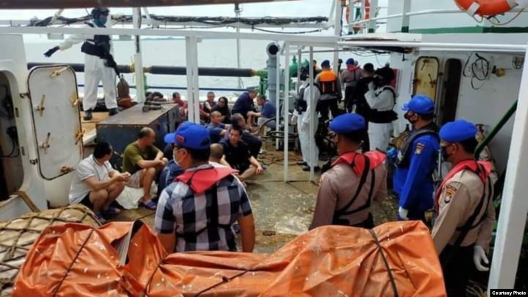 Petugas gabungan saat melakukan pemeriksaan di kapal Lu Huang Yuan Yu 118, di Kepulauan Riau, Rabu 8 Juli 2020. (Courtesy: Polda Kepri)