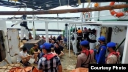 Petugas gabungan saat melakukan pemeriksaan di kapal ikan China Lu Huang Yuan Yu 118, di Kepulauan Riau, Rabu 8 Juli 2020. Banyak warga Indonesia yang bekerja sebagai ABK. Courtesy: Polda Kepri)