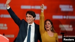 加拿大總理杜魯多贏得連任向支持者揮手。