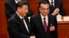 资料照片: 2023年3月11日中国国家主席习近平(左)与前总理李克强(右)握手