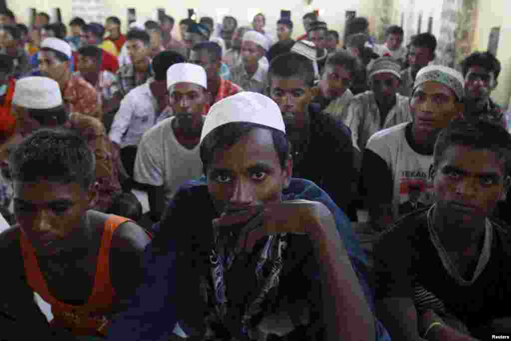 Sekelompok migran Rohingya dan Bangladesh di tempat penampungan di Lhoksukon, Aceh (13/5). (Reuters/Roni Bintang)