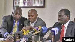 David Okeyo (kushoto) Kipchoge Keino na Isaiah Kiplagat (kushoto) maafisa wa shirikisho la riadha Kenya wakizungumza na waandishi habariu mjini Nairobi.