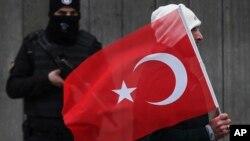 Las autoridades aumentaron la seguridad alrededor de Estambul y en pasos fronterizos y aeropuertos para evitar que el atacante salga del país.