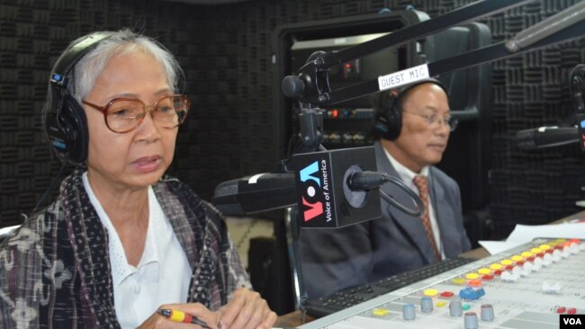 Chea Vannath, independent analyst, left, and Phay Siphan, government spokesman, right, on Hello VOA call-in show.