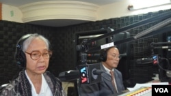 Ms Chea Vannath, independent analyst, and Phay Siphan, government spokesman in Hello VOA Talk Show, 130812.