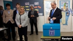 以色列举行议会选举，总理内塔尼亚胡(右)2013年1月22日在耶路撒冷的投票站投票