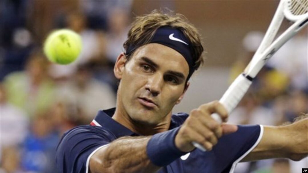 Petenis unggulan teratas Roger Federer berhasil menyingkirkan petenis Amerika Donald Young dalam perjuangannya untuk meraih gelar US Open ke-enam kalinya (foto, 27/8/2012).
