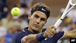 Petenis unggulan teratas Roger Federer berhasil menyingkirkan petenis Amerika Donald Young dalam perjuangannya untuk meraih gelar US Open ke-enam kalinya (foto, 27/8/2012).