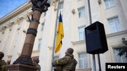 지난 11월 우크라이나군이 러시아로부터 헤르손을 탈환한 후 우크라이나 국기를 걸고 잇다.