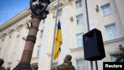 Forcat ukrainase duke ngritur flamurin në qytetin e çliruar Kherson (14 nëntor 2022)