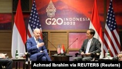 El presidente de EEUU, Joe Biden, conversa con su homólogo indonesio Joko Wododo, durante una reunión bilateral antes de la cumbre del G20 en Bali, Indonesia, el 14 de noviembre de 2022.