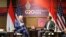 El presidente de EEUU, Joe Biden, conversa con su homólogo indonesio Joko Wododo, durante una reunión bilateral antes de la cumbre del G20 en Bali, Indonesia, el 14 de noviembre de 2022.