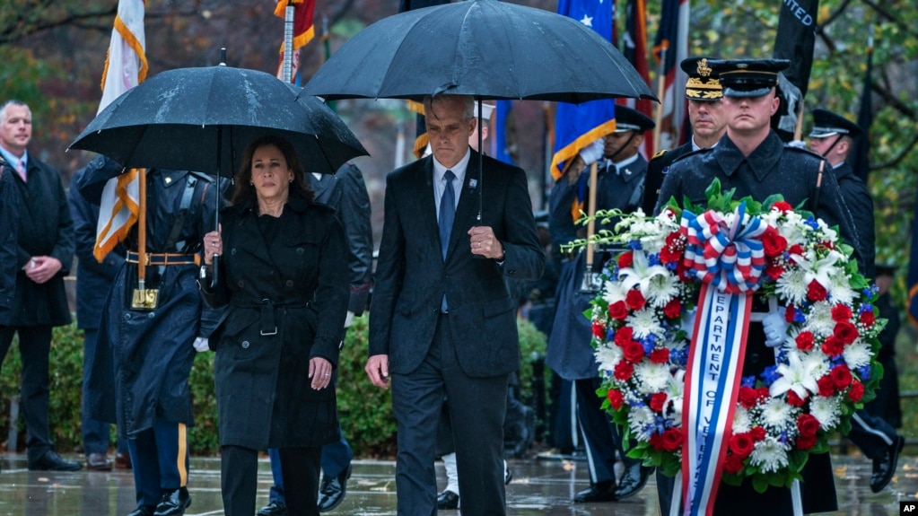 美国副总统卡玛拉·哈里斯和退伍军人事务部部长德尼斯·麦克多诺在退伍军人节这天在阿灵顿国家公墓向无名战士墓敬献花圈。(2022年11月11日)(photo:VOA)