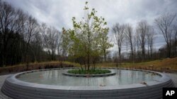 지난 2012년 12월 코네티컷주 뉴타운의 샌디훅 초등학교에서 발생한 총격 사건의 희생자들을 기리기 위한 추모 공원이 13일 일반에 공개됐다.