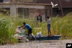 Seorang nelayan menyiapkan koleksi botol plastiknya untuk dijual ke inisiatif "Verynile" di tepi Sungai Nil di Kairo, Mesir, Kamis, 29 September 2022. (AP Photo/Amr Nabil)