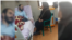 حسین رونقی در کنار مادرش در بیمارستان، زمان و مکان عکس نامعلوم است