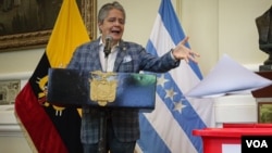 El presidente de Ecuador, Guillermo Lasso, firma una nueva Ley de Comunicaciones y lanza al contenedor de basura la antigua legislación de medios, vigente desde 2013 impulsada por Rafael Correa. (Foto cortesía Presidencia)