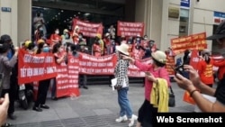 Một cuộc biểu tình của những người bị mất tiền khi mua trái phiếu của ngân hàng SCB ở Hà Nội, 12/11/2022.